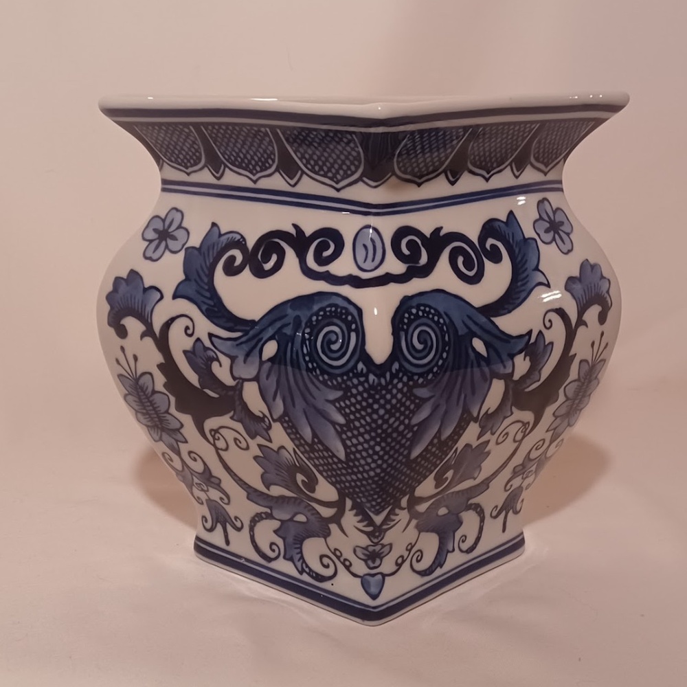 Seymour Mann China Blue Porcelain Wall Pocket Vase Chinoiserie Floral Blue/White